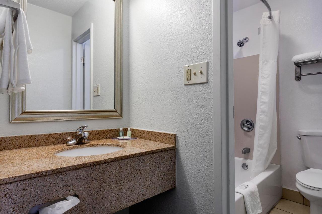 Quality Inn Fayetteville Near Fort Bragg Exterior foto
